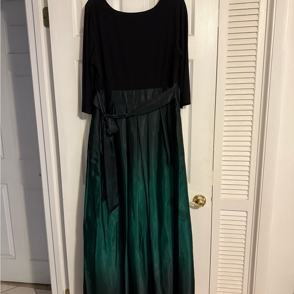 Chic Black and Green Long Sleeve Dress - Picture 2 of 7